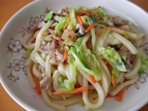 鶏がら塩麹スープの素で、焼きうどん